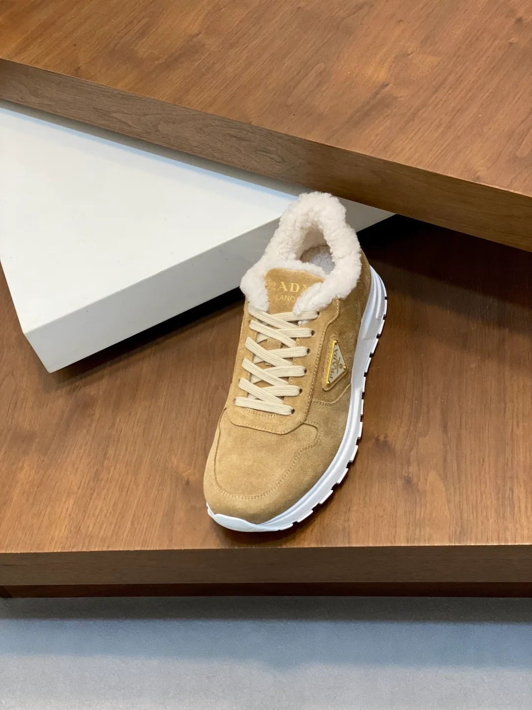 💰780 Prada/Prada Autumn and winter men's leather lace-up sneakers. Top-quality goods produced in Dongguan. Imported Nappa cowhide leather upper with raised layered design. Light and breathable, soft and comfortable. Genuine calfskin leather edging has a distinctive sporty style. The leather tongue is equipped with the classic PRADA letter red rubber label badge to fully display the brand style. The transparent air-cushion midsole is equipped with a lightweight tread rubber outsole. It is light and increased by about 4CM. The inner lining is Excellent foot feel. Comes with original packaging. 38-44 (customized at 45). Size: 39-40-41-42-43-44. Standard leather shoe size.